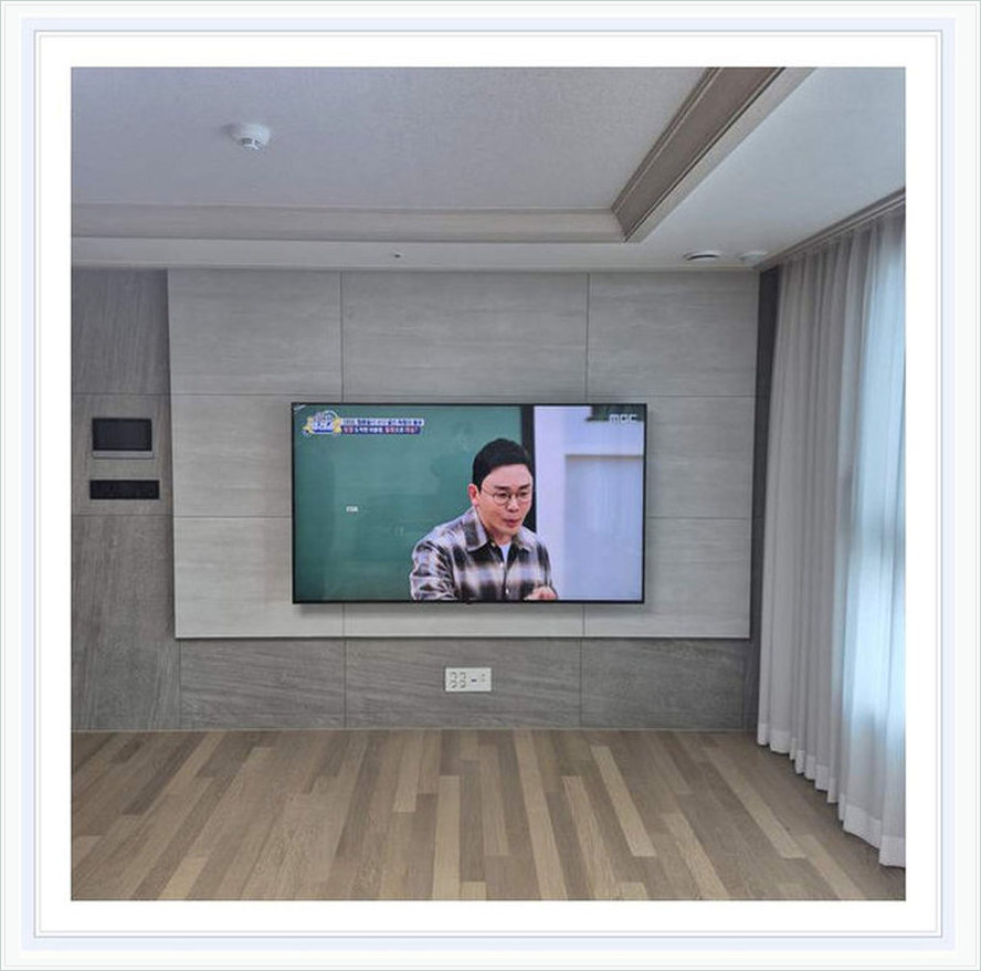 벽걸이TV 시공 참고 사진 13번째 지역 마포구 77인치 셋톱박스가 TV 뒤에 숨어도 될까 3