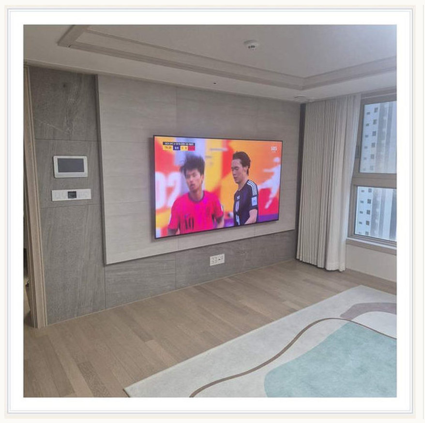 벽걸이TV 시공 참고 사진 40번째 지역 군포시 86인치 작은 TV와 큰 TV가 한 공간에 순서대로 들어올 때 3